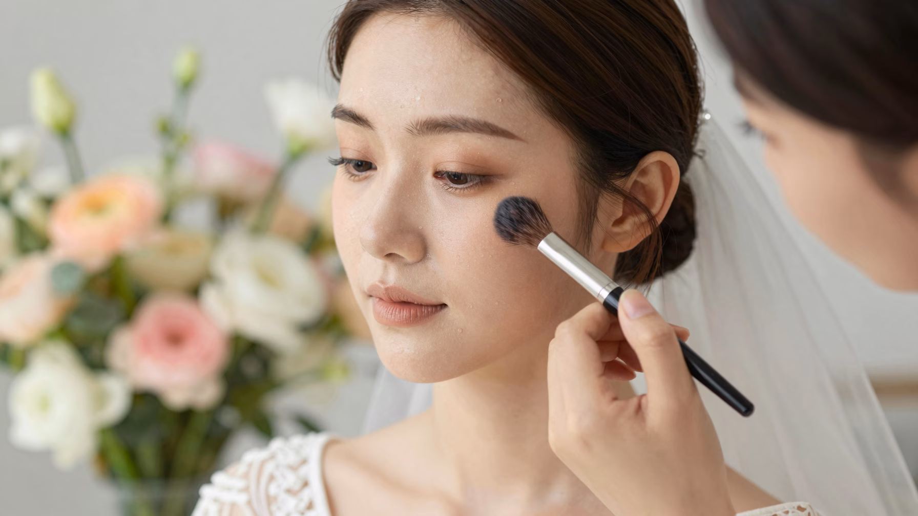 Maquillage de mari&eacute;e naturel avec teint lumineux et touche de blush ros&eacute;