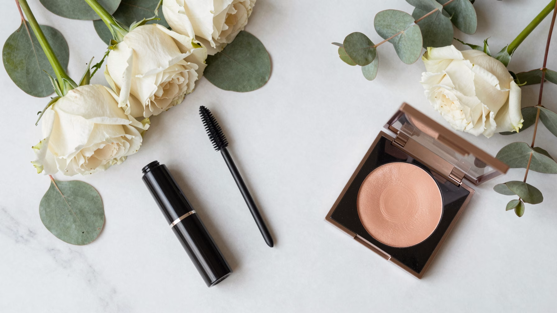 Palette de maquillage naturel pour mari&eacute;e avec produits nude et roses